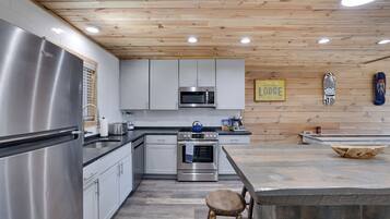 Geladeira, micro-ondas, fogão, cooktop