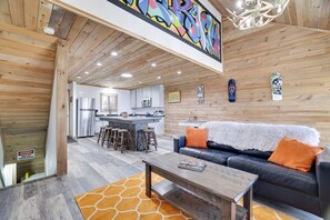 Smart TV, fireplace, music library - Camelback Cabin 8  Poconos (Tannersville)