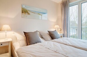 2 bedrooms, iron/ironing board, WiFi