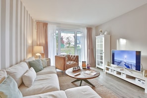 Een televisie, een dvd-speler en een stereo