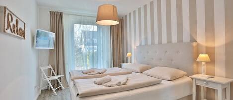 2 bedrooms, iron/ironing board, WiFi