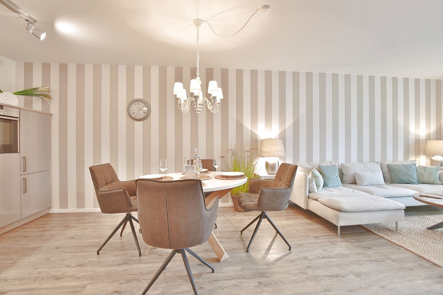 Télévision, lecteur de DVD, chaîne hi-fi