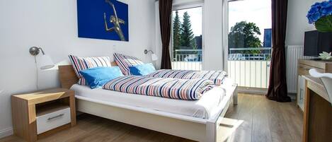 2 bedrooms, desk, iron/ironing board, WiFi