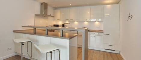 ثلاجة، ميكروويف، فرن، موقد طهي مسطح