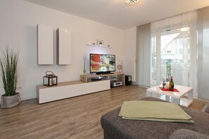 Fernseher, DVD-Player, Stereoanlage