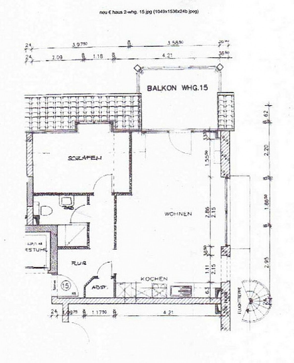 Un plan d’étage d’un bâtiment indiquant les différentes pièces, notamment un balcon, un salon, une cuisine, une salle de bain et un espace de rangement.