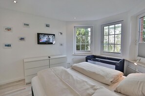 Unclassified image, 4 of 22, button