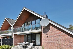 Unclassified image, 4 of 32, button