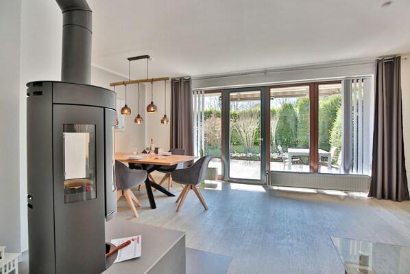 Unclassified image, 1 of 32, button