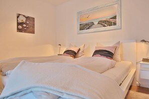 2 bedrooms, iron/ironing board, WiFi