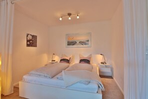 2 bedrooms, iron/ironing board, WiFi