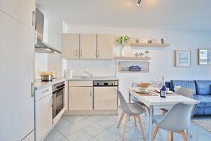 Fridge, microwave, oven, stovetop - Hansa Residence II Apartment 12 - Hansa Residence II (Scharbeutz)