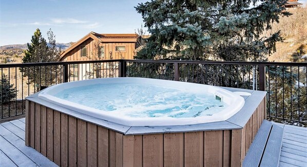 Outdoor spa tub - 3 Bedroom + Loft - Great Views, Hot Tub, Fireplace (Steamboat Springs)