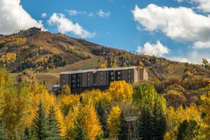 Exterior - 3 Bedroom + Loft - Great Views, Hot Tub, Fireplace (Steamboat Springs)