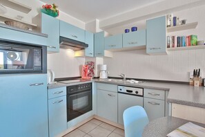 Micro-ondas, lava-louças, cafeteira/chaleira, chaleira elétrica