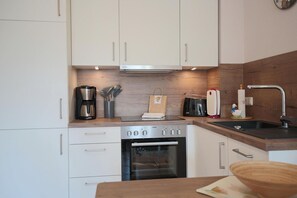 Fridge, oven, stovetop, dishwasher
