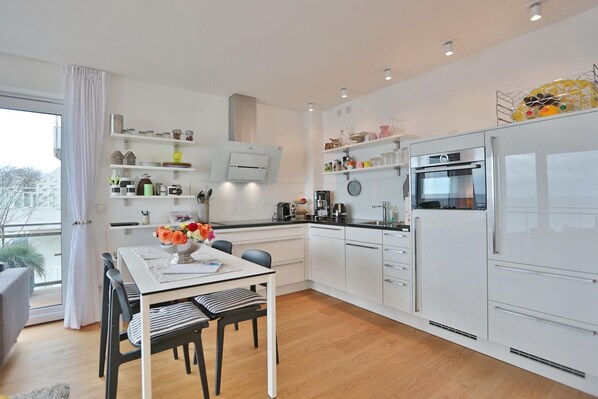 Kühlschrank, Mikrowelle, Ofen, Herdplatte