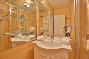 Dusche, Haartrockner, Bidet