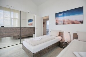2 bedrooms, iron/ironing board, WiFi