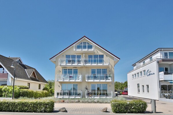 Unclassified image, 1 of 27, button