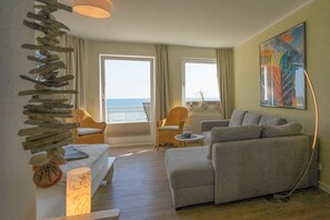 Una televisión, un reproductor de DVD, un reproductor estéreo