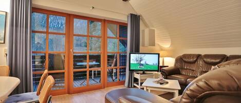 Een televisie en een stereo