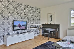 Televisión, reproductor de DVD, estéreo