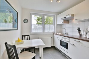 Fridge, stovetop, coffee/tea maker, electric kettle