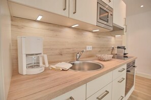 Fridge, microwave, oven, stovetop - Villa Seeperle II - Villa Seeperle II Herzmuschel Apartment 18 (Scharbeutz)