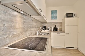 Réfrigérateur, micro-ondes, plaque de cuisson, lave-vaisselle