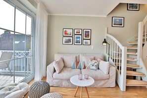 Unclassified image, 2 of 28, button