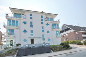 Unclassified image, 3 of 28, button