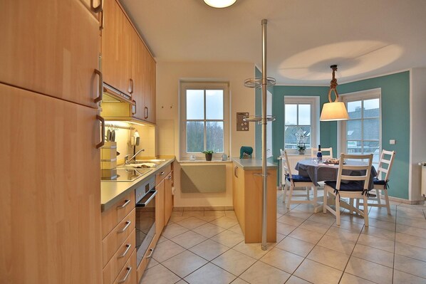 Fridge, microwave, oven, stovetop - Seerose I Apartment 7 - House Seerose (Scharbeutz)