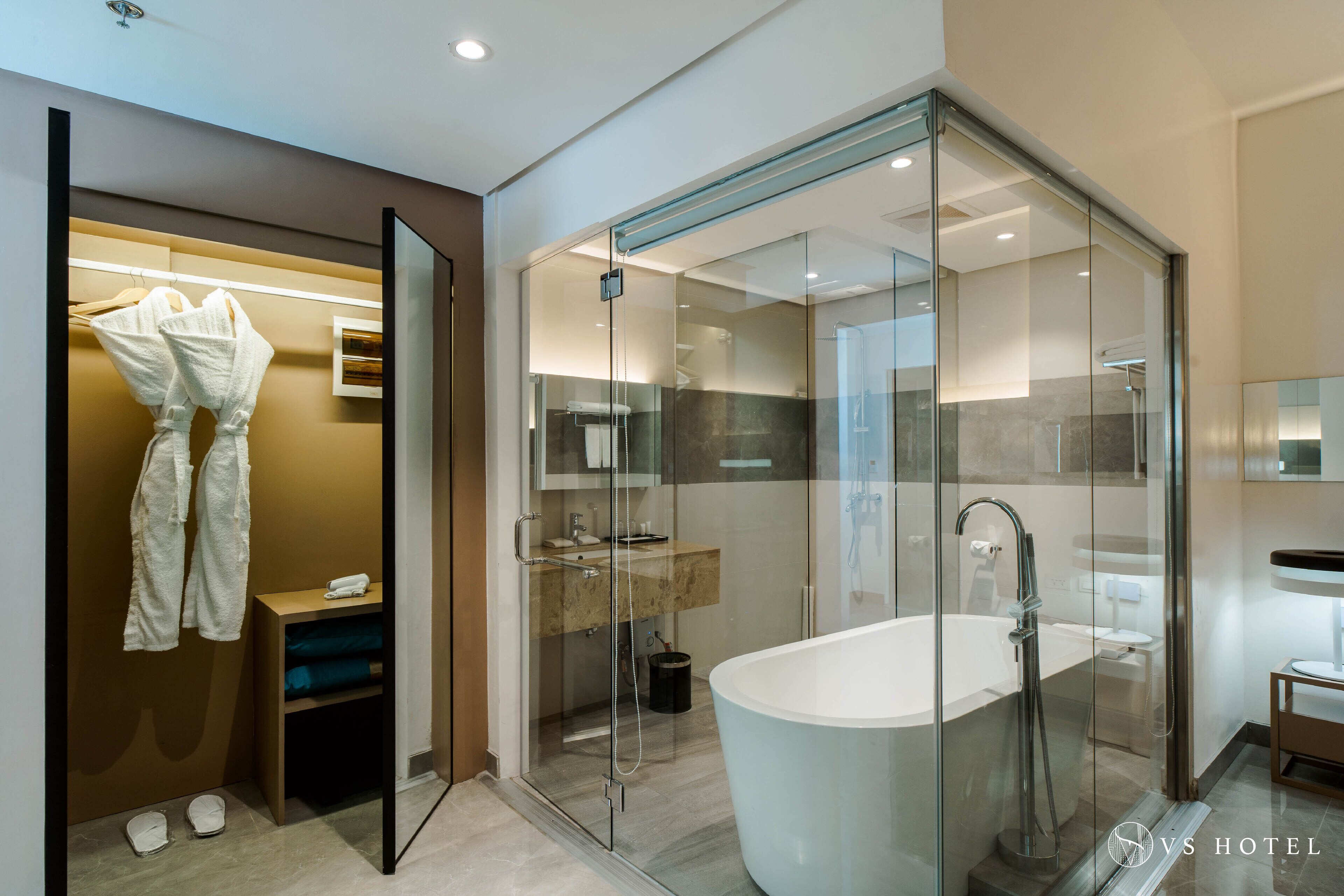 King Room | Bathroom | Shower, rainfall showerhead, bathrobes, bidet