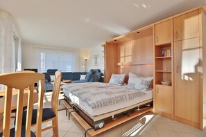 2 bedrooms, iron/ironing board, WiFi