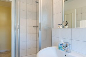 Regadera y secadora de cabello 