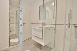 Douche, sèche-cheveux