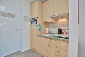 Fridge, oven, stovetop, coffee/tea maker