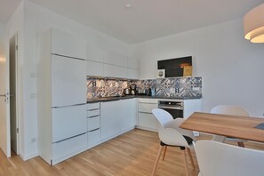 Kühlschrank, Mikrowelle, Herdplatte, Geschirrspüler