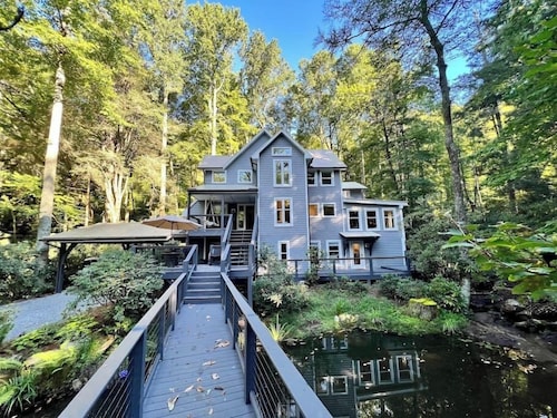 Luxury mountain retreat w/pond & fire pit