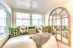 5 bedrooms, desk, iron/ironing board, free WiFi