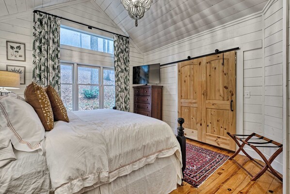 5 slaapkamers, een bureau, een strijkplank/strijkijzer, gratis wifi