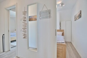 2 chambres, coffres-forts dans les chambres, fer et planche à repasser