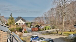 A residential area with houses, a driveway, and a view of the sea. - Haus Adria Appartement 31 - Haus Adria (Scharbeutz)