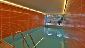 A swimming pool with a view of trees and a window. - Haus Adria Appartement 31 - Haus Adria (Scharbeutz)