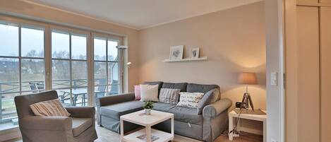 Una televisión, un reproductor de DVD, un reproductor estéreo