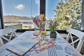 Unclassified image, 4 of 30, button