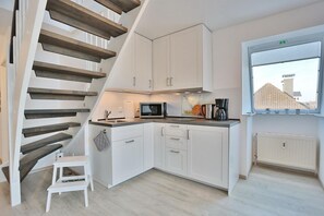 Fridge, microwave, oven, stovetop - Villa Meeresstrand Apartment 10 - Villa Meeresstrand (Scharbeutz)