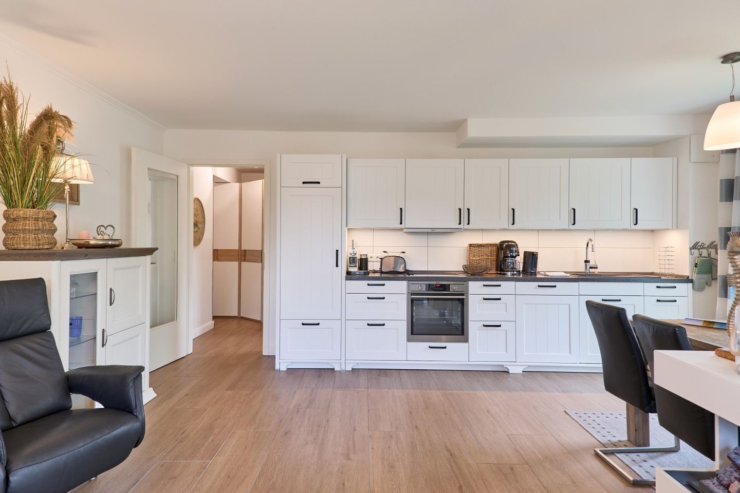Coffee/tea maker, fridge, oven, stovetop