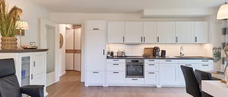 Coffee/tea maker, fridge, oven, stovetop